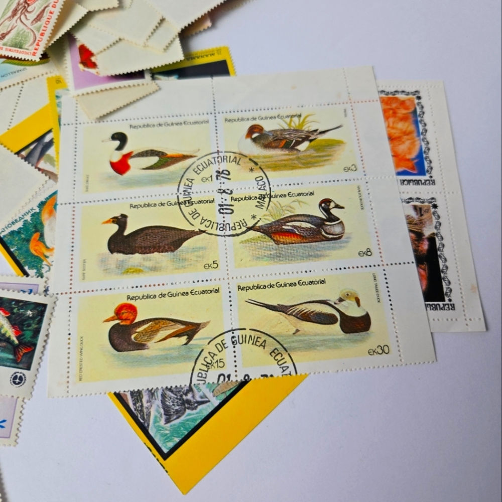 Mystery Lot 200+ VINTAGE International Postage Stamp Collection, New & Cancelled - Picture 5 of 14